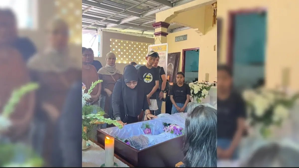 Sektretaris Komisi 3 DPRD Kota Mataram Nyayu Ernawati mengunjungi rumah duka Pietro, korban terseret ombak pantai Ampenan. (IST) 