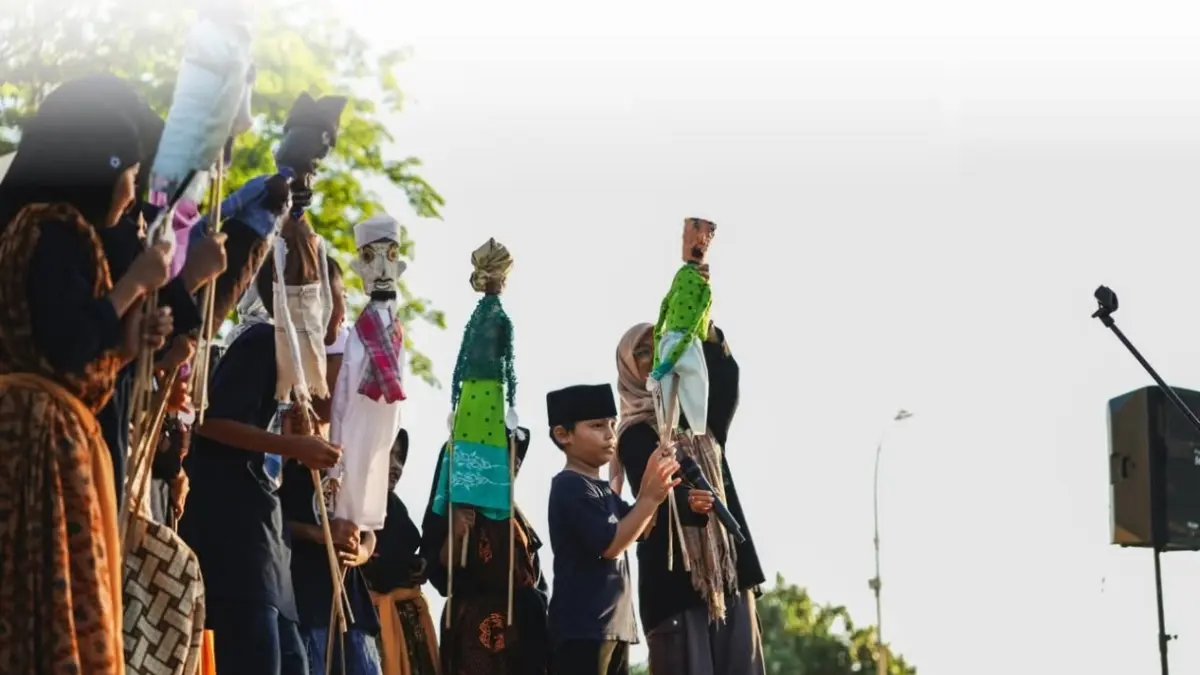 SIAP TAMPIL: Anak-anak dari Gerakan Literasi Paus Biru saat tampil memainkan wayang botol dari sampah di mini Amfiteater Pantai Ampenan. (DOK. KOMINFO)