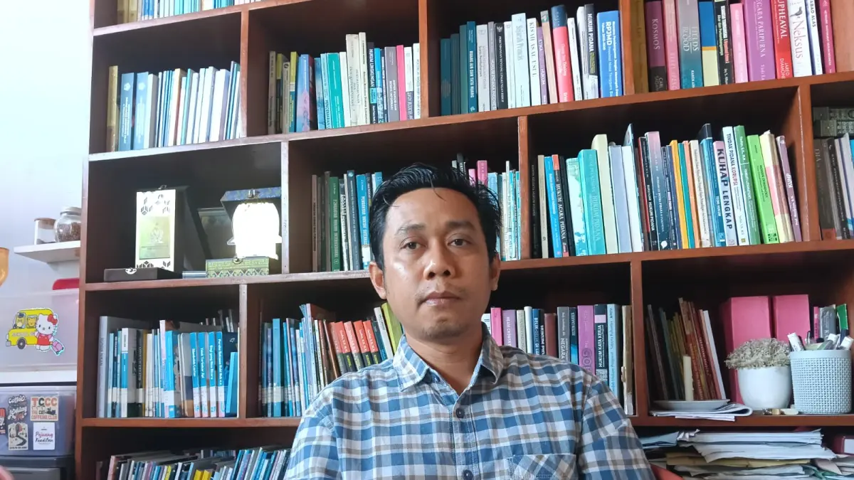 KLARIFIKASI: Kuasa hukum keluarga korban, Taufan, memberikan keterangan terkait beredarnya informasi hoaks mengenai dugaan penyerangan balasan pasca kasus main hakim sendiri di Desa Kuranji Dalang, Lombok Barat