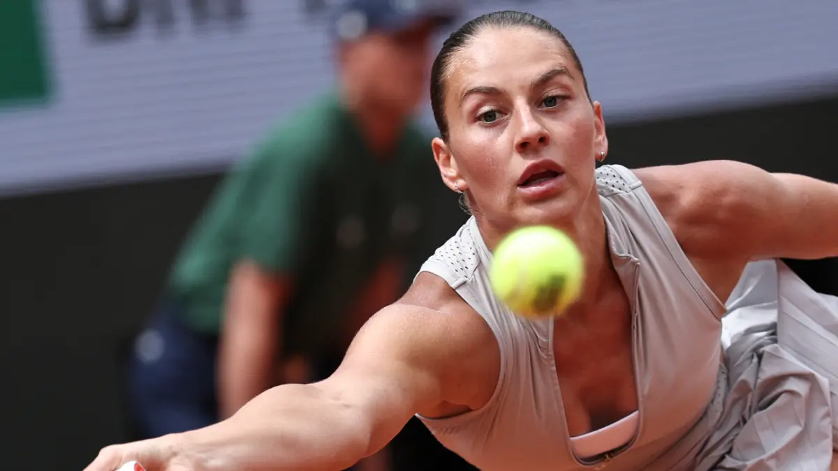 Marta Kostyuk mengejutkan Roland Garros 2026 usai menumbangkan juara empat kali Iga Swiatek dan melaju ke perempat final. (AFP Photo)