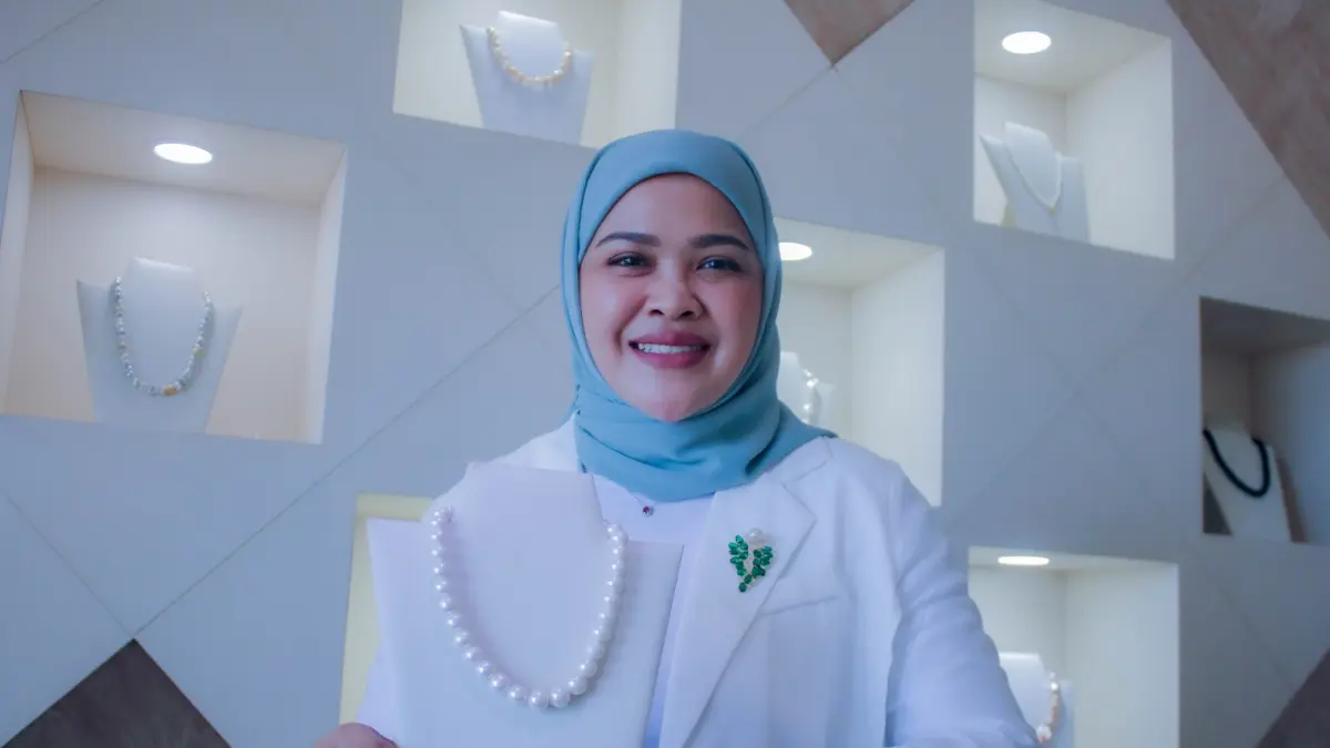 Pelaku UMKM Mutiara Lombok, Indah Purwanti memperlihatkan salah satu koleksi miliknya. (Ferial/Lombok Post)