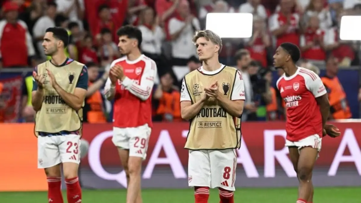 Pemain Arsenal memberi penghormatan pada pendukungnya usai kalah di final Liga Champions menghadapi PSG. (ARSENAL.COM)