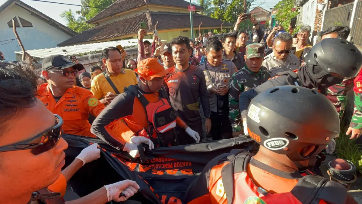 Personel Tim SAR Gabungan saat menurunkan kantong jenazah berisi korban kedua, Anindita Mantika Muslim (9), dari kendaraan setelah berhasil dievakuasi dari titik ditemukannya di perairan Pantai Bintaro, Kota Mataram. (DOK. SAR)