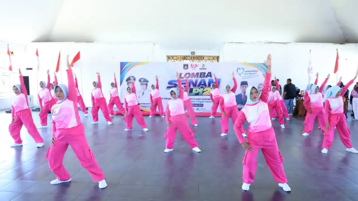 ratusan lansia dan pralansia unjuk gigi dalam kegiatan Lomba Senam Kebugaran Lansia Pralansia Indonesia di Taman Budaya Praya, Lombok Tengah, pada Sabtu (30/5). 