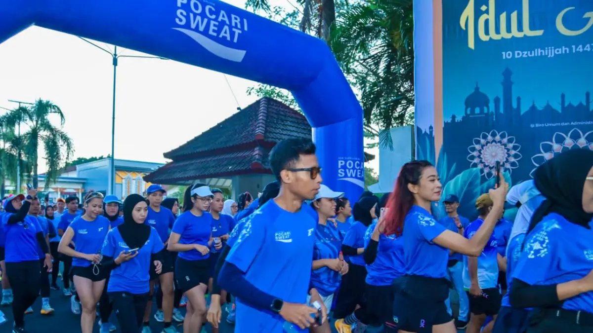 Ratusan pelari memadati ajang pemanasan Pocari Sweat Run Lombok 2026 yang dilepas di halaman kantor Gubernur NTB. (DISKOMINFOTIK NTB/LOMBOK POST)
