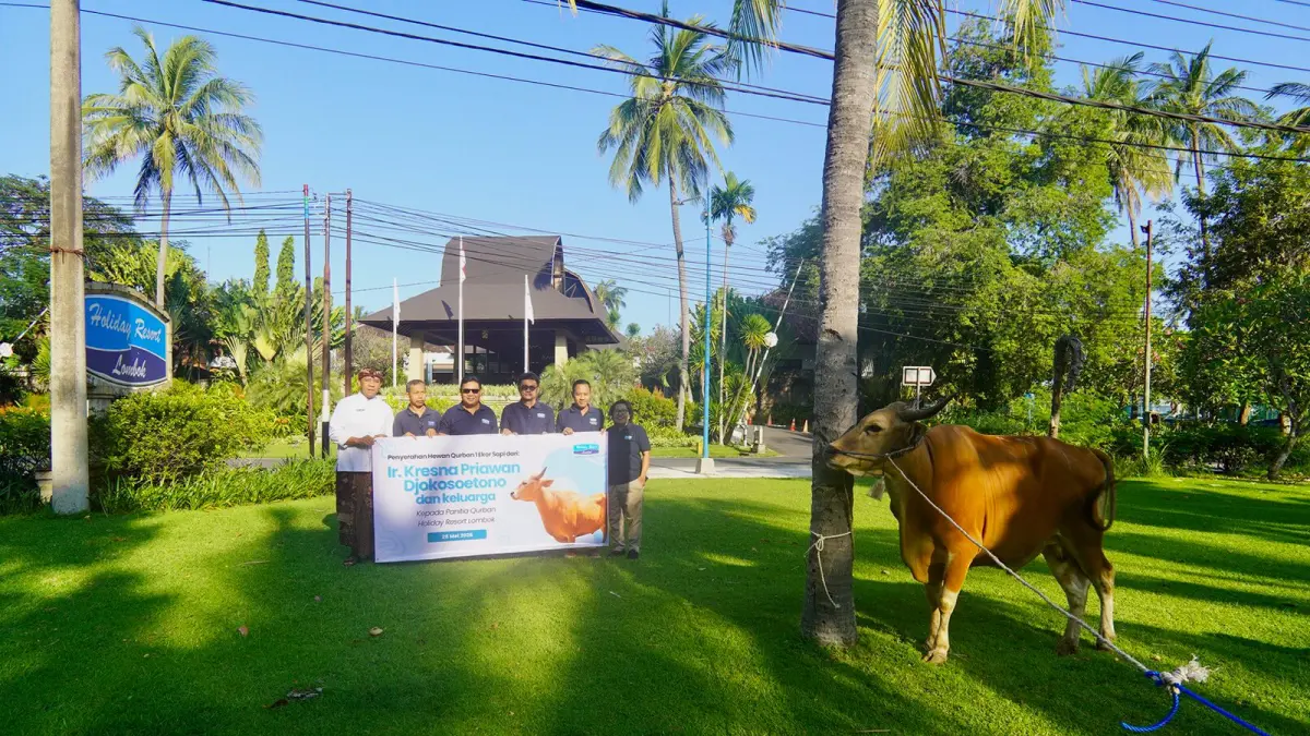 SERAHKAN: Pihak manajemen Holiday Resort Lombok kembali melaksanakan kegiatan kurban sebagai bagian dari agenda sosial tahunan perusahaan.