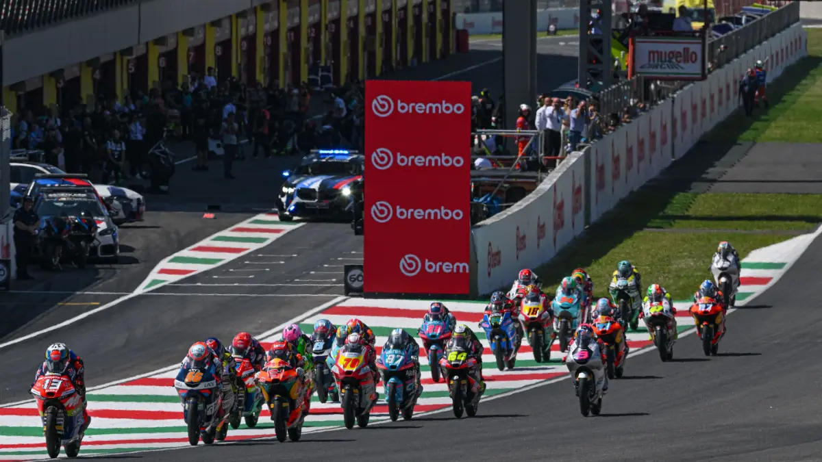 Veda Pratama finis kedelapan di Moto3 Italia 2026 dan bertahan di lima besar klasemen. Brian Uriarte raih kemenangan perdana. (motogp.com)