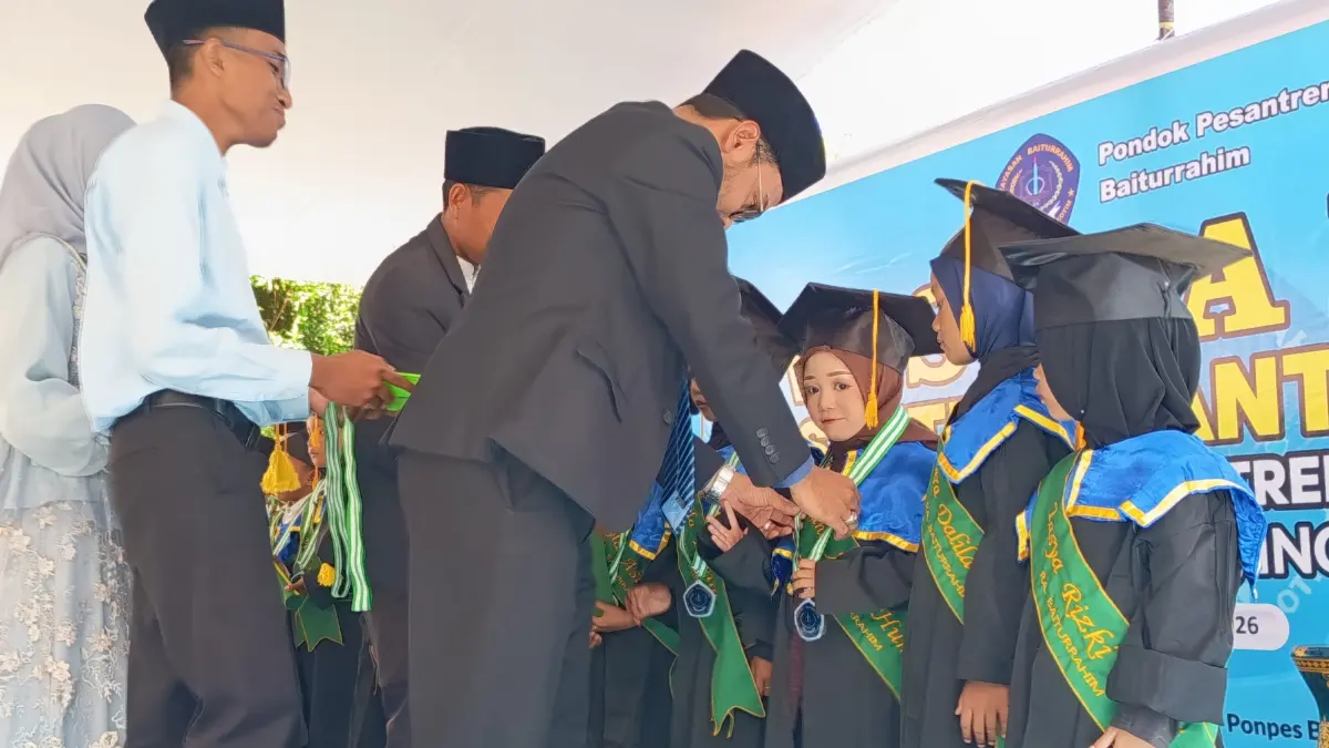 WISUDA: Ketua Yayasan Pondok Pesantren Baiturrahim Kabar Moh Khotam Zam Zami saat mewisuda Santri-Santriwati RA Baiturrahim. (Supardi/Lombok post) 
