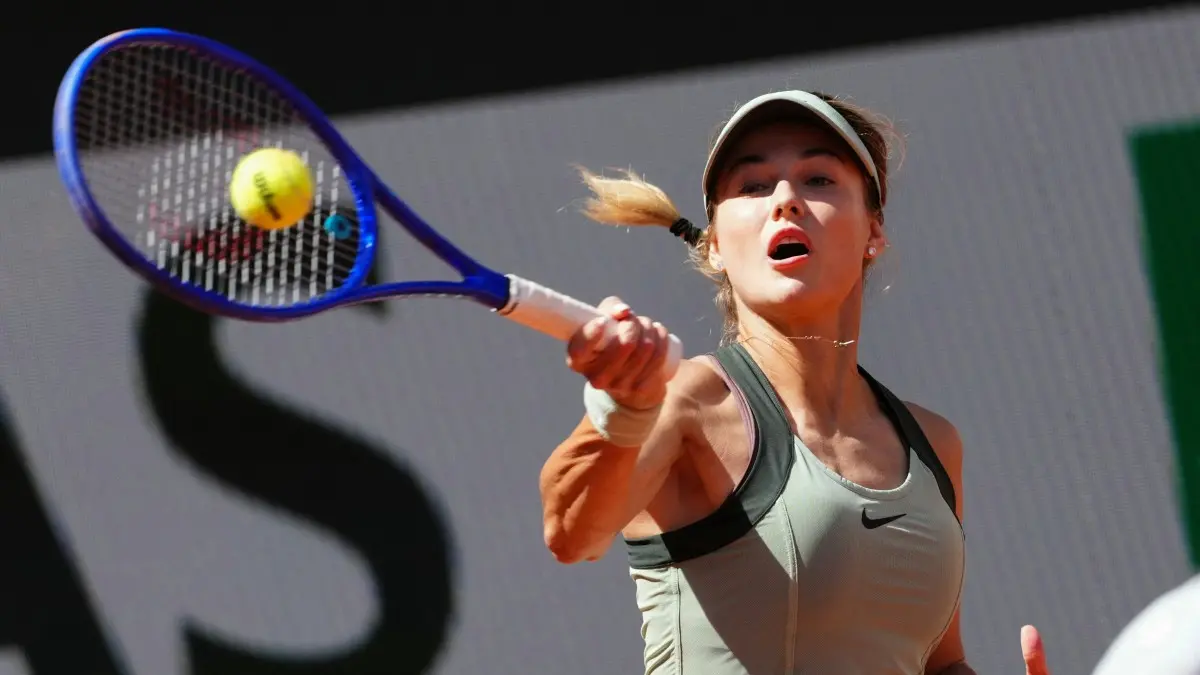 Anna Kalinskaya mengalahkan Anastasia Potapova lewat tiebreak set ketiga dan melaju ke perempat final Roland Garros 2026. (Photo AFP)