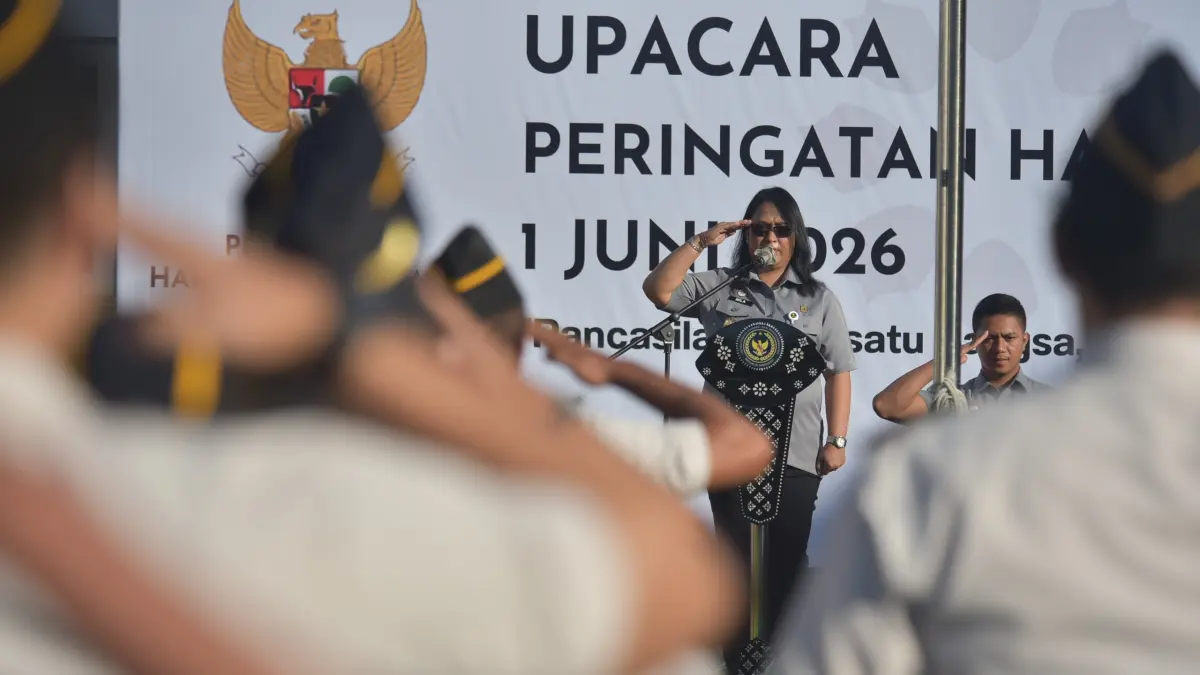 Kepala Kantor Wilayah Kementerian Hukum NTB, I Gusti Putu Milawati, memimpin Upacara Hari Lahir Pancasila 2026 di Lapangan Kanwil Kemenkum NTB, Mataram, Senin (1/6).