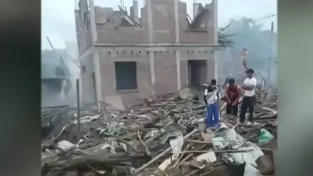 Pemandangan setelah ledakan di desa Kaung Tat, timur laut Myanmar, 31 Mei 2026 (Al Jazeera).