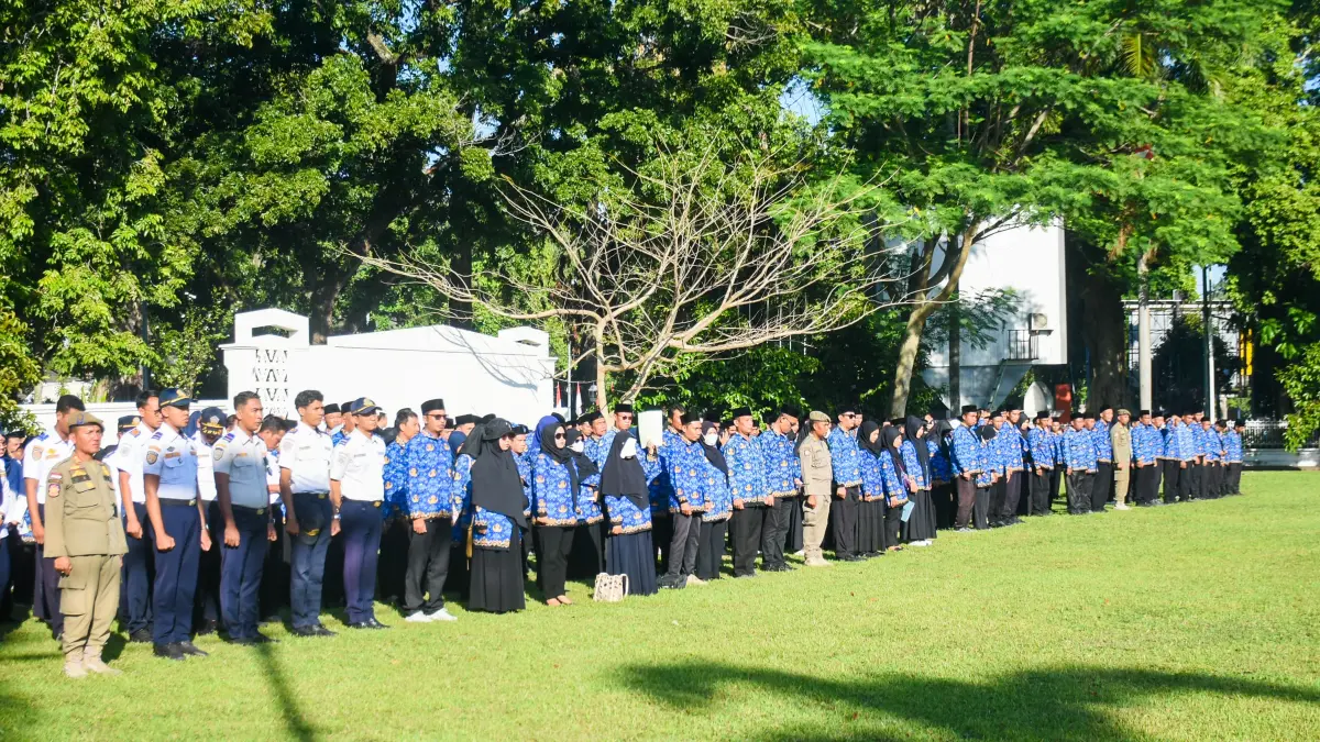 ABDI NEGARA: ASN lingkup Pemprov NTB, saat mengikuti upacara peringatan Hari Lahir Pancasila Tahun 2026, di lapangan Bumi Gora, Senin (1/6). (DISKOMINFOTIK NTB FOR LOMBOK POST)