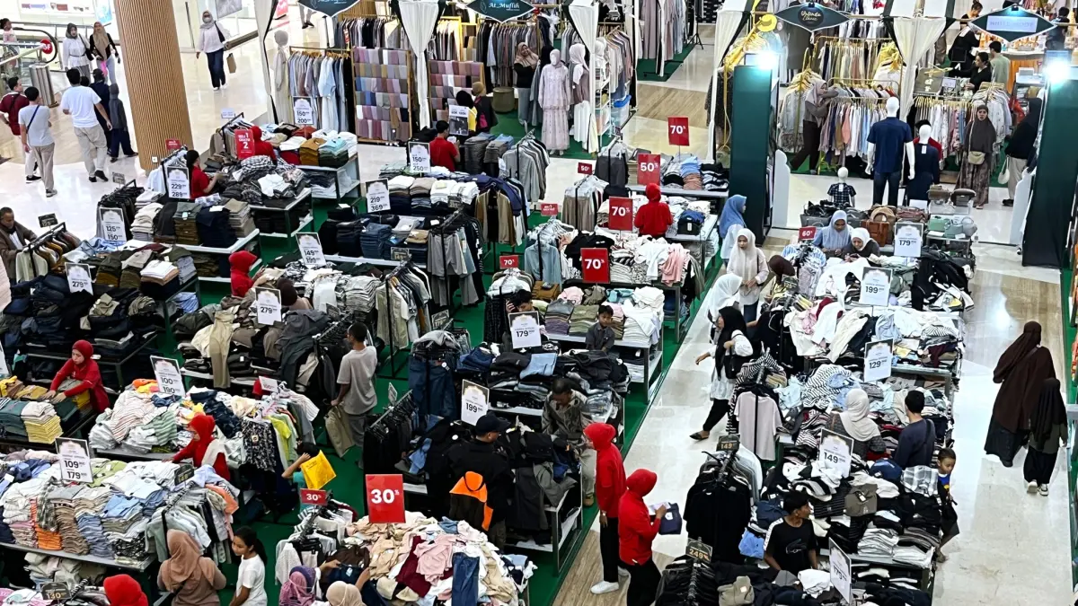 AKTIVITAS EKONOMI: Warga yang berbelanja dalam sebuah bazar di Lombok epicentrum Mall, beberapa waktu lalu. (Ferial/Lombok Post)