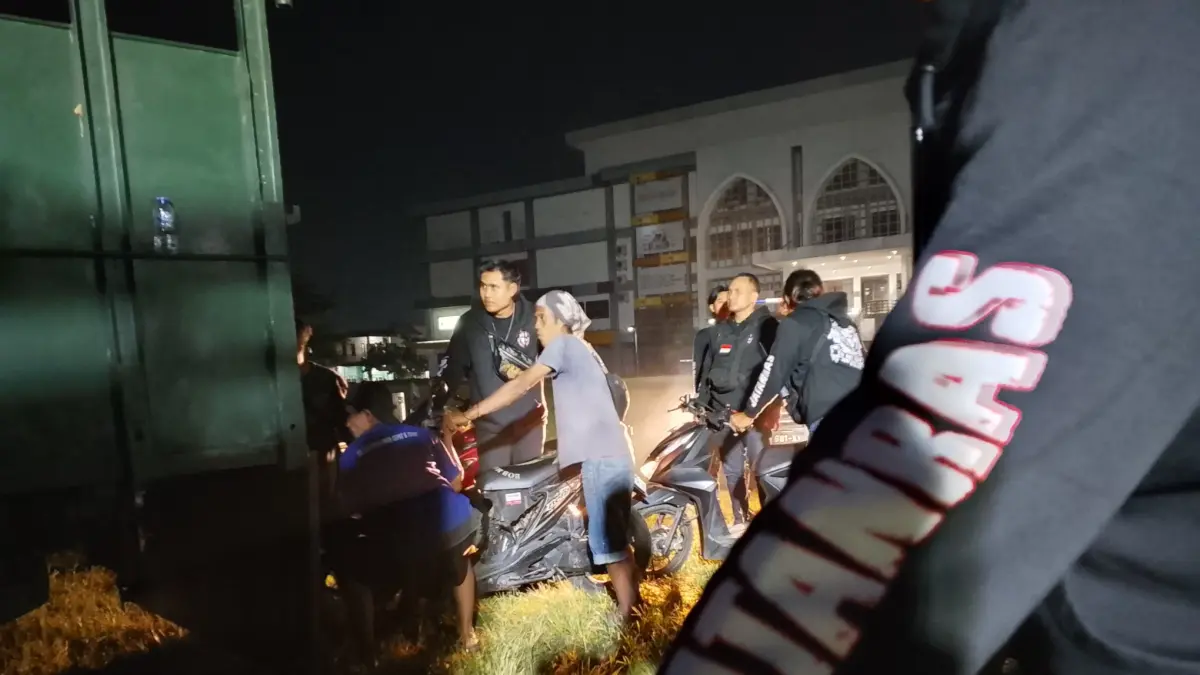 AMANKAN BARANG BUKTI: Personel tim Puma Jatanras Polda NTB menaikkan sepeda motor hasil curian ke atas truck usai dilakukan pengamanan barang bukti, Sabtu malam (30/5). (HARLI/LOMBOKPOST)