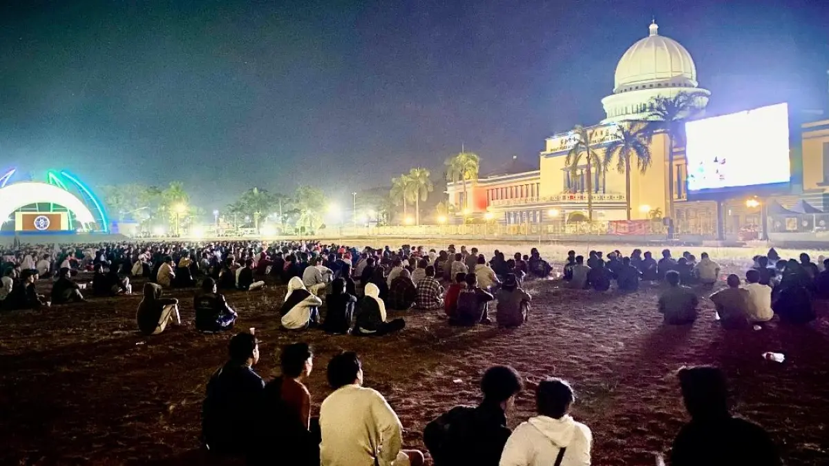 BANGKITKAN MEMORI LAMA: Ribuan warga memadati Alun-Alun Giri Menang Park (GMP), Gerung, Lombok Barat, saat mengikuti nonton bareng final Liga Champions antara PSG dan Arsenal, Sabtu malam (30/5). (Toni/Lombok Post)
