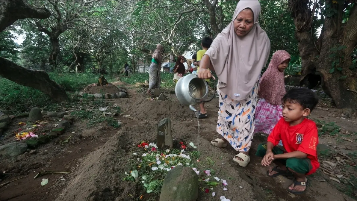  Beberapa orang yang sedang mengunjungi makam keluarga mereka, beberapa waktu lalu. 