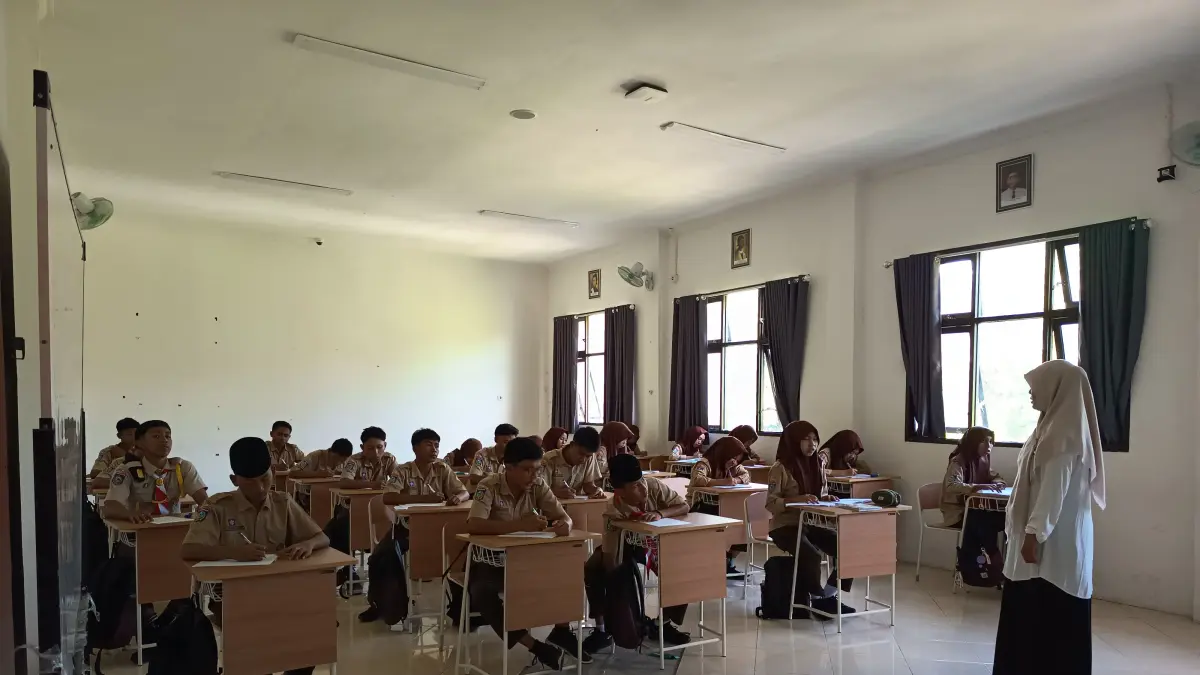BELAJAR: Siswa-siswi SRMA 38 Lombok Timur sedang mengikuti pembelajaran dengan semangat. 