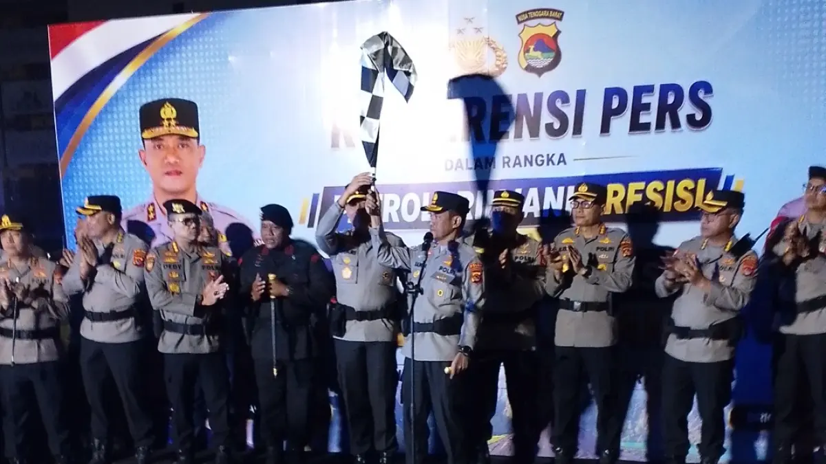 BERIKAN RASA AMAN UNTUK MASYARAKAT: Kapolda NTB Irjen Pol Kalingga Rendra Raharja (lima dari kanan) memegang bendera untuk pelaksanaan Patroli Rinjani Presisi di Halaman Depan Islamic Center, Sabtu malam (30/5) lalu. (HARLI/LOMBOK POST)