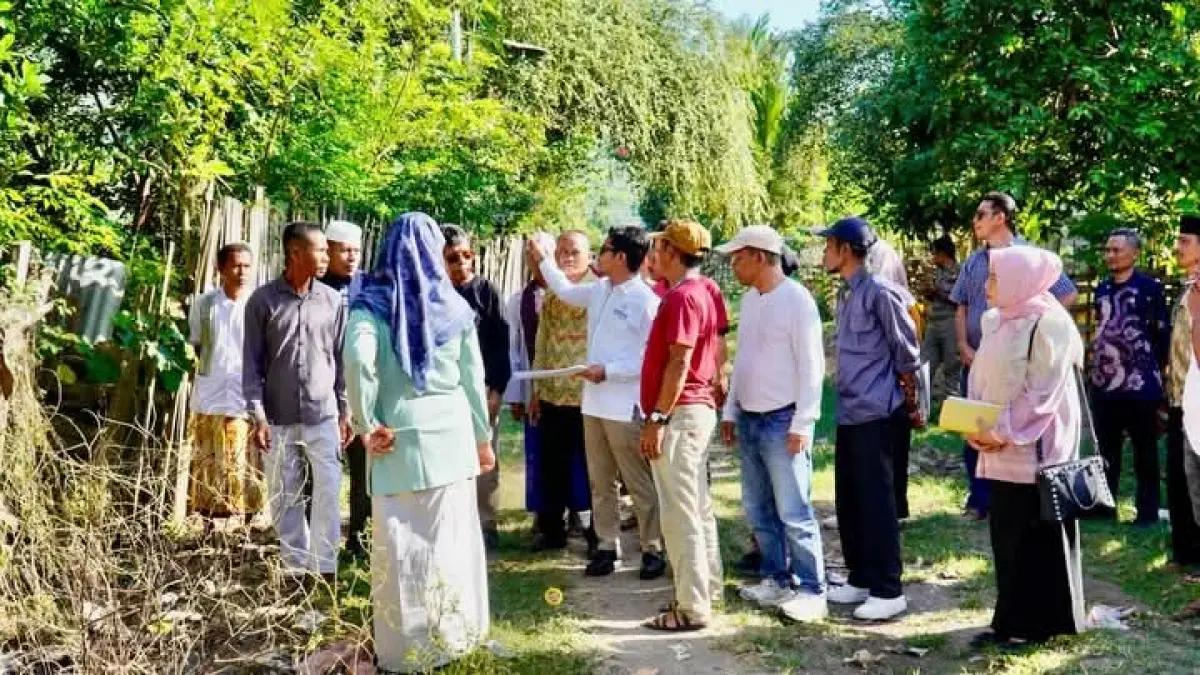 Bupati Dompu Bambang Firdaus saat meninjau lokasi pembangunan Puskesmas Madaprama, beberapa hari lalu.