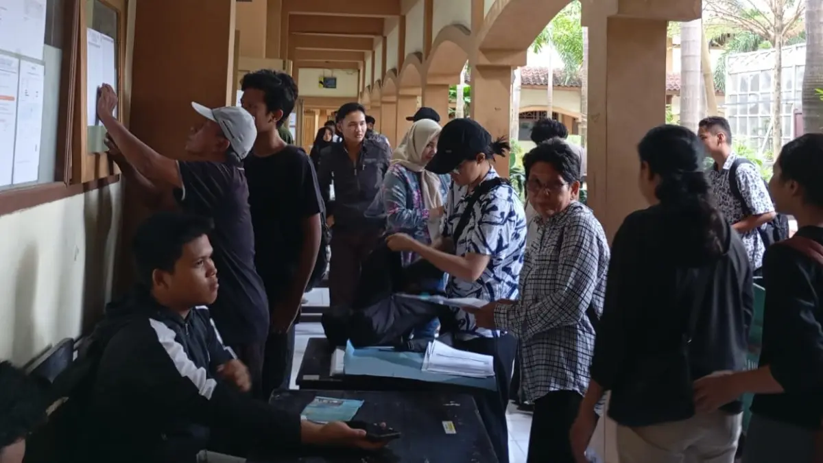 DAFTAR SEKOLAH: Para orang tua mendampingi anaknya mendaftar pada SPMB di SMAN 2 Mataram, tahun lalu.

