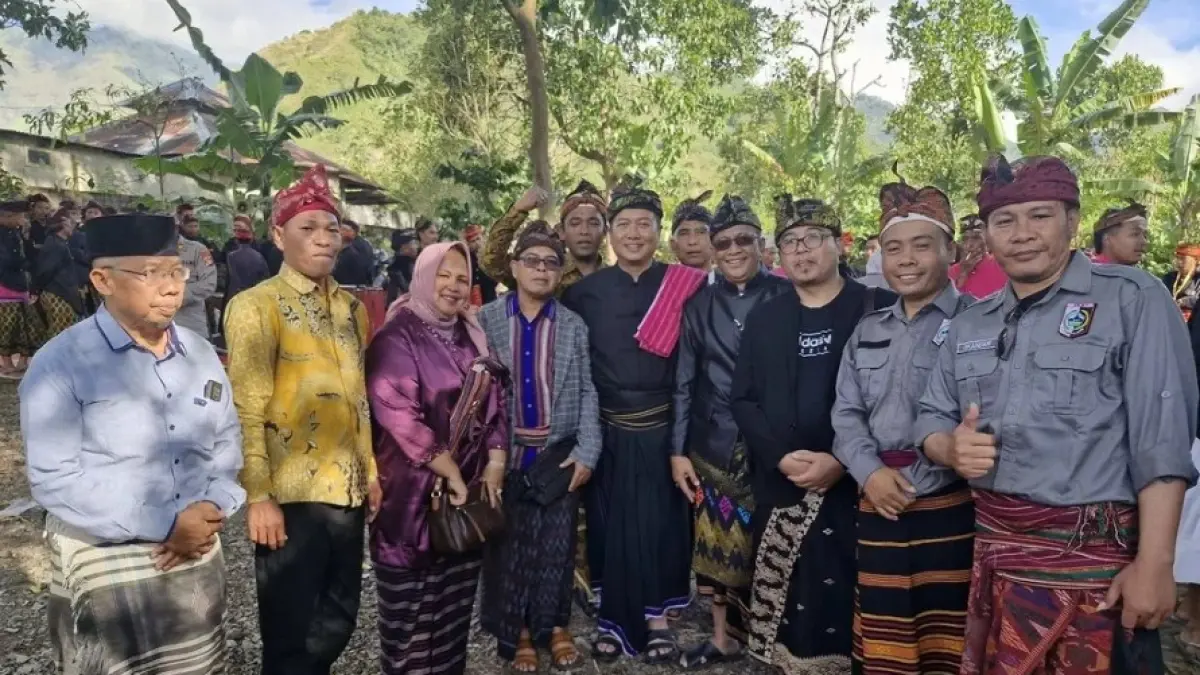 DESA BEDAYA: Gubernur NTB Lalu Muhamad Iqbal dalam sebuah kegiatan bersama kepala desa dan tokoh masyarakat di Lombok Timur. (DISKOMINFOTIK NTB/LOMBOK POST)