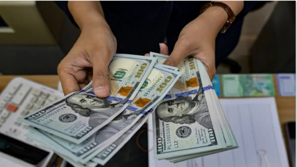 Ekonom  proyeksikan rupiah berpotensi ambruk hingga Rp 20.000 per dolar AS pada akhir Juni 2026. Sektor internal jadi sorotan dalam pelemahan rupiah terhadap dolar AS. (JPG)