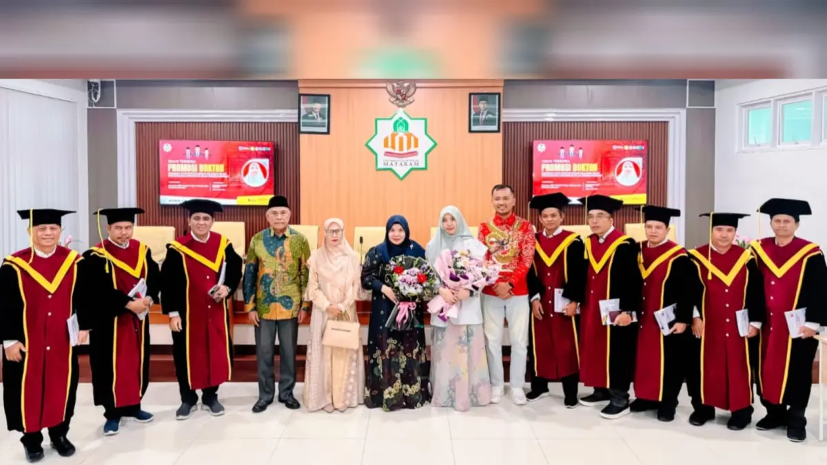 Foto bersama Rosalina Utamy dengan tim penguji, usai ujian promosi doktor di program Pascasarjana UIN Mataram, pada Selasa (26/5/2026). (DOK.PRIBADI)