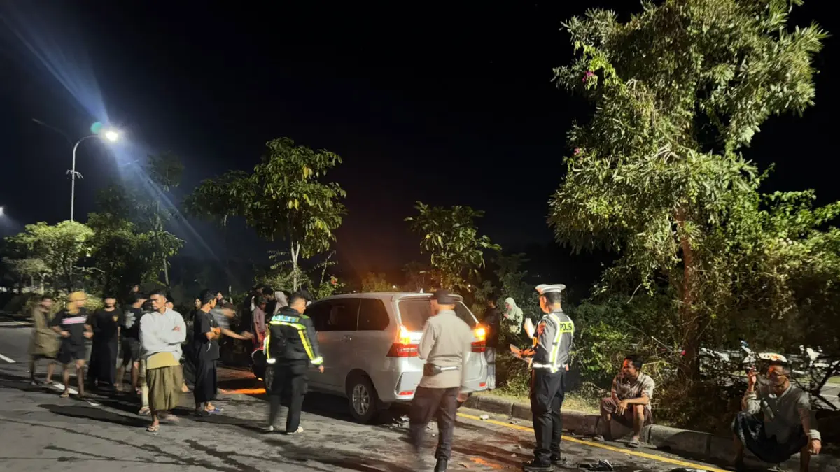 Jalur cepat Bypass BIL-Mandalika kembali memakan korban jiwa. Seorang pengendara sepeda motor dilaporkan tewas setelah terlibat tabrakan dengan mobil minibus. 