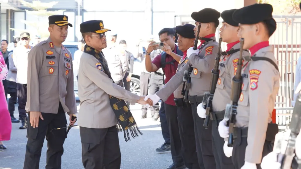 Kapolda NTB Irjen Pol Kalingga Rendra Raharja menyapa personel pada saat melakukan kunjungan kerja ke Polres Bima Kota, Selasa (2/6). (HUMAS POLDA NTB FOR LOMBOK POST)