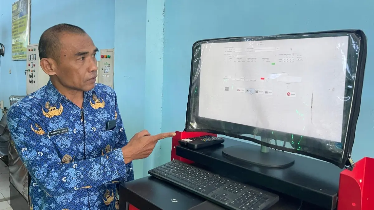 Kepala UPTD PKB Dinas Perhubungan Kota Mataram Hidayatul Ahadi menunjukkan perangkat digital pengujian. (ZAD/LOMBOK POST)