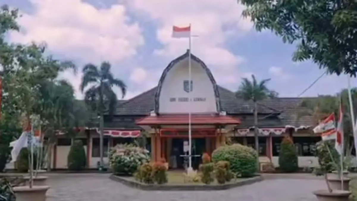 KESEMPATAN EMAS: Nampak SMKN 1 Lembar dari depan. Sekolah kejuruan ini gandeng PT Pelni buka campus hiring 2026 untuk alumni pelayaran se-NTB.

