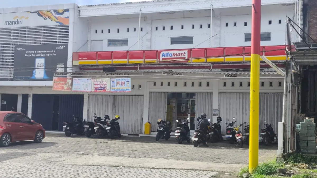 LANGGARAN ATURAN: Salah satu gerai Alfamart yang diminta ditutup oleh Pemkab Loteng, karena berdiri dekat dengan Pasar Renteng. (DEWI/LOMBOK POST)