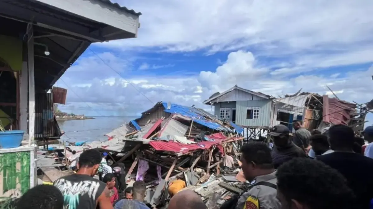 Ledakan diduga bom sisa Perang Dunia II ledakkan Kompleks Perikanan, Jalan Walter Mongonsidi, Distrik Biak Kota, Papua, Ahad (31/5). (IST/JAWAPOS.COM)