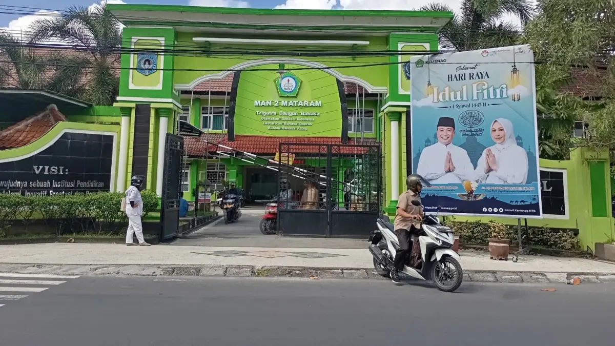 MADRASAH UNGGULAN: Seorang wali siswa menunggu anaknya pulang di MAN 2 Mataram, belum lama ini. Sebanyak 139 siswa berhasil lolos SNBT 2026.

