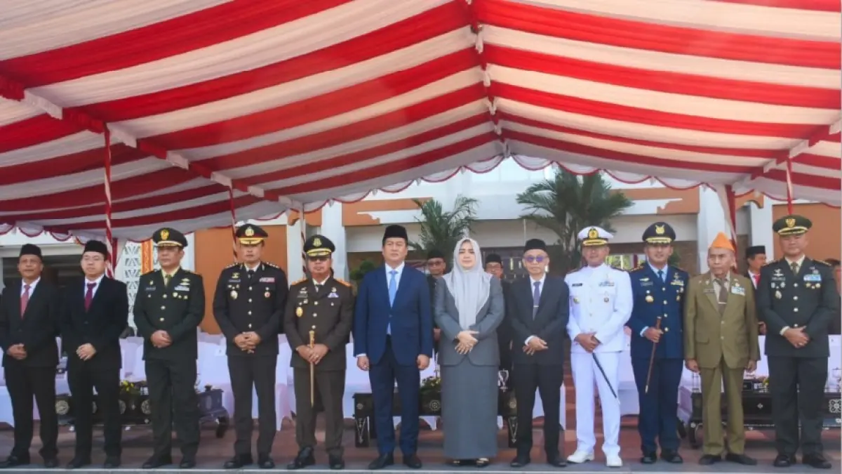 NASIONALISME: Gubernur NTB Lalu Muhamad Iqbal bersama Wagub NTB Indah Dhamayanti Putri dan Forkopimda saat upacara Peringatan Hari Lahir Pancasila tahun 2026 di Lapangan Bumi Gora, Kantor Gubernur NTB, Senin (1/6). (DISKOMINFOTIK NTB/LOMBOK POST)