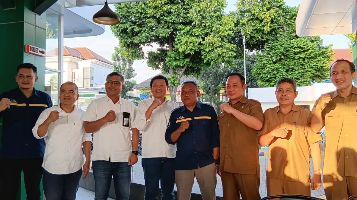 PERKUAT SINERGI: Pemprov NTB, Management Bank NTB Syariah, dan Management BPR NTB foto bersama usai menjelaskan segmentasi core bisnis kedua BUMD tersebut di Mataram, Selasa (2/6). (NURUL/LOMBOK POST)