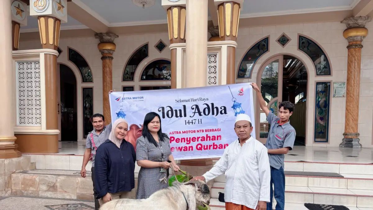 Pihak Astra Motor NTB saat menyerahkan kambing kurban. (ist/LombokPost)