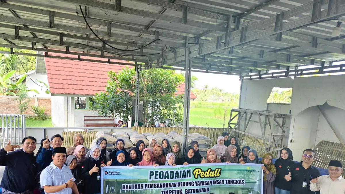 Pimpinan Cabang PT Pegadaian Praya Gunaji Agus Wibowo menyerahkan bantuan material pembangunan ruang kelas baru kepada RA Yayasan Insan Tangkas.