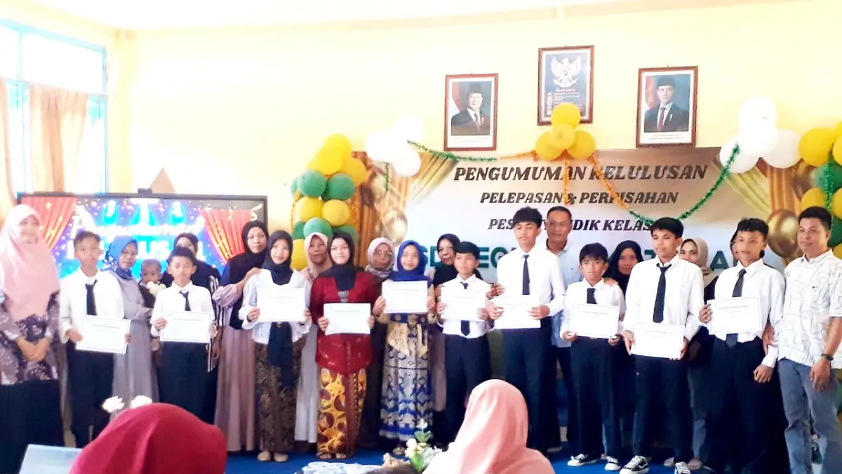 Sepuluh lulusan terbaik SDN 18 Mataram Angkatan VI TA 2025/2026.