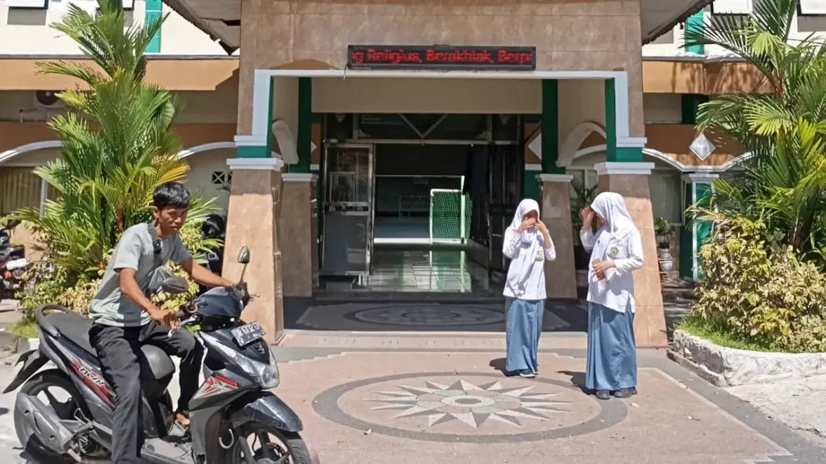 SIAPKAN PERSYARATAN: Dua siwa MAN 1 Mataram berjalan di halaman madrasah setempat, pekan lalu. PMBM MAN 1 Mataram dibuka 8 Juni, siapkan dokumen untuk memperebutkan kursi yang tersedia.

