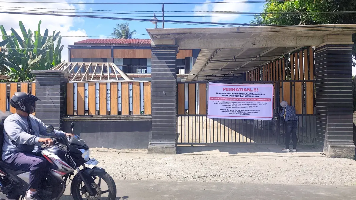 Spanduk dipasang Samsudin di depan gerbang dapur SPPG Teduh Jonggat di Desa Sukarara, Jonggat, Lombok Tengah, belum lama ini.  (Dewi/Lombok Post) 
