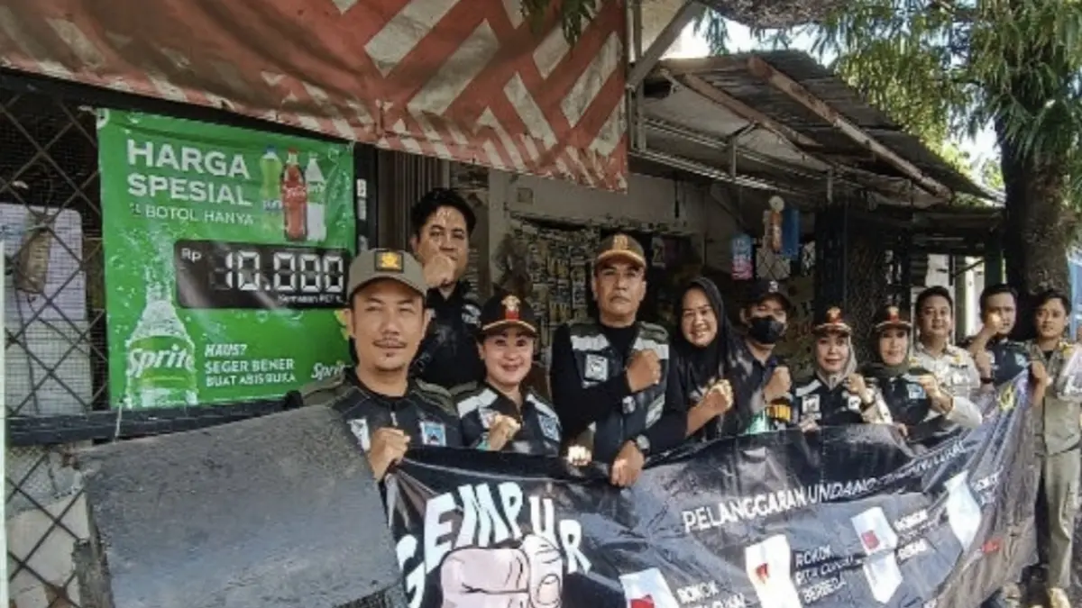 Tim Gabungan melibatkan Satpol PP, Bea Cukai, Polresta Mataram, dan Kodim 1606/Mataram saat membentangkan spanduk lawan rokok ilegal. (DOK. SATPOL PP)