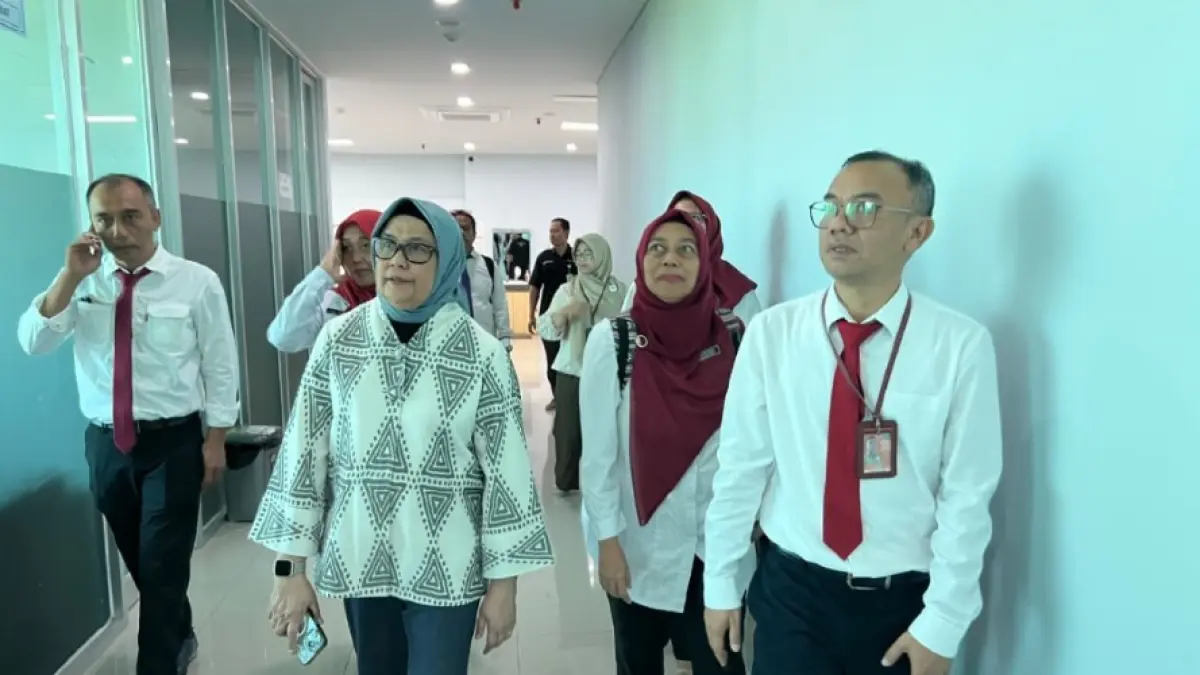 VERIFIKASI: Direktur RSUP NTB drg. Asrul Sani bersama para wakil direktur mendampingi tim verifikator Kemenkes RI yang dipimpin dr. Else Mutiara Sihotang, Sp.PK saat melakukan verifikasi di RSUP NTB. (DISKOMINFOTIK NTB/LOMBOK POST)