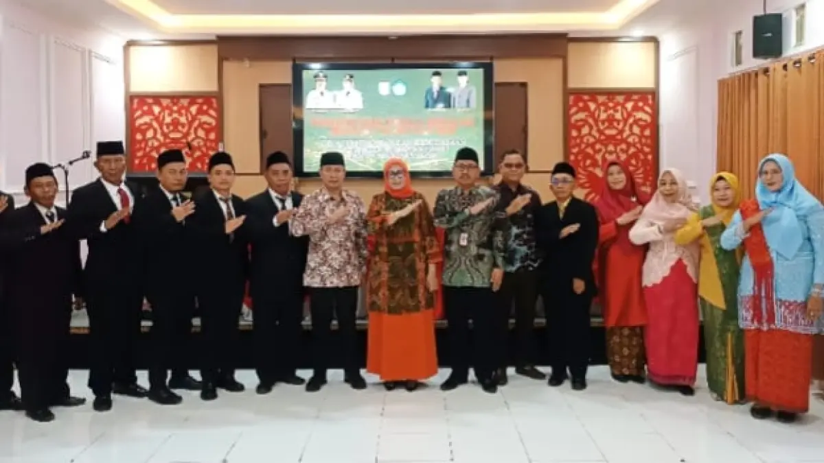 Wabup KSB Hanipah (tengah) berfoto bersama usai mengukuhkan 11 kepala sekolah baru, akhir pekan lalu.