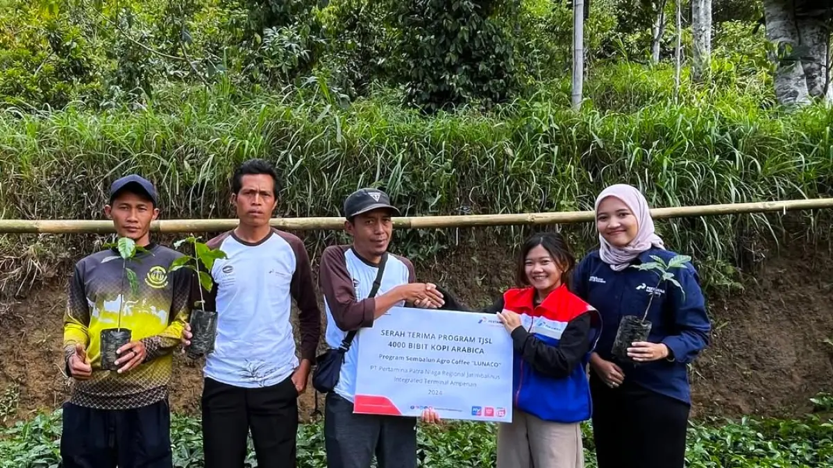 BANTUAN: Ketua Kelompok Tani Sembalun Agro Coffee (Lunaco) Sulman (tengah) saat menerima bantuan CSR dari Pertamina Patra Niaga berupa 4.000 bibit kopi arabika, beberapa waktu lalu. (Istimewa)