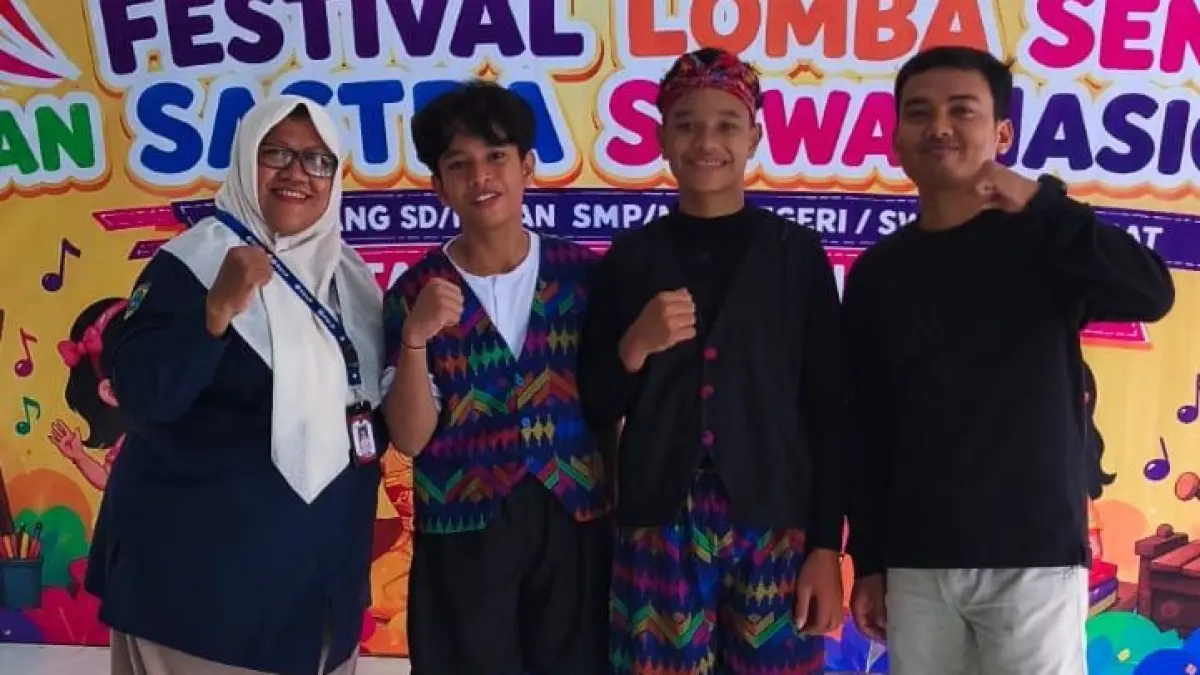 BERPRESTASI: Kepala SMPN 17 Mataram Hartati Panca Mardikawati bersama siswanya yang meraih Juara 1 ajang FLS3N cabang pantomin, belum lama ini.