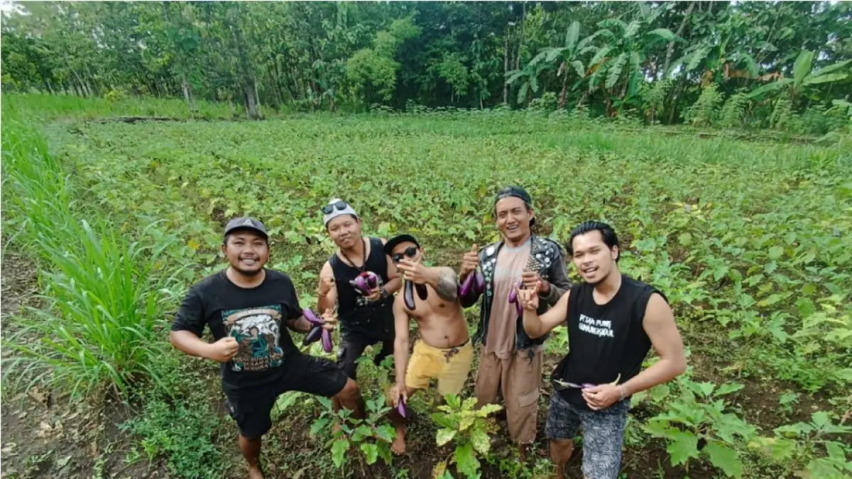 BUAH KERJA KERAS: Sejumlah anggota Komunitas Petani Punk Gunungkidul. (Jawa Pos)