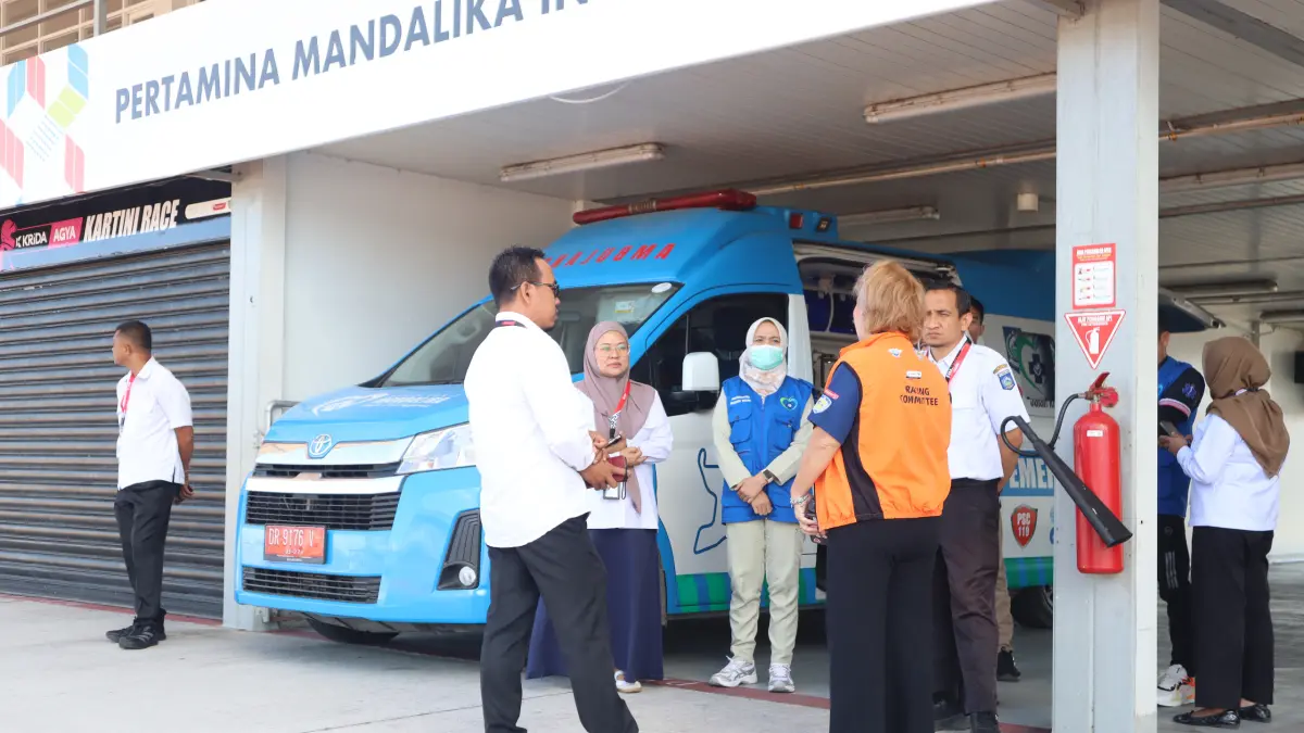 CEK LAPANGAN: Direktur RS Mandalika dr Oxy Cahyowahyuni bersama jajaran manajemen melakukan supervisi layanan kesehatan di Pertamina Mandalika International Circuit, Rabu (3/6).
