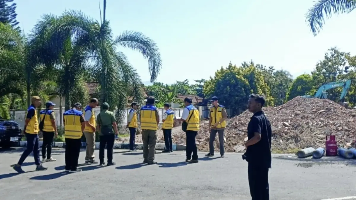 Dirjen Cipta Karya Kementerian Pekerjaan Umum (PU) Chandra R.P Situmorang didampingi Kepala Balai Penataan Bangunan, Prasarana, dan Kawasan NTB Dades Prinandes dan rombongan, meninjau kondisi terkini pembongkaran eks kantor DPRD NTB, Minggu (31/5).&nbsp;