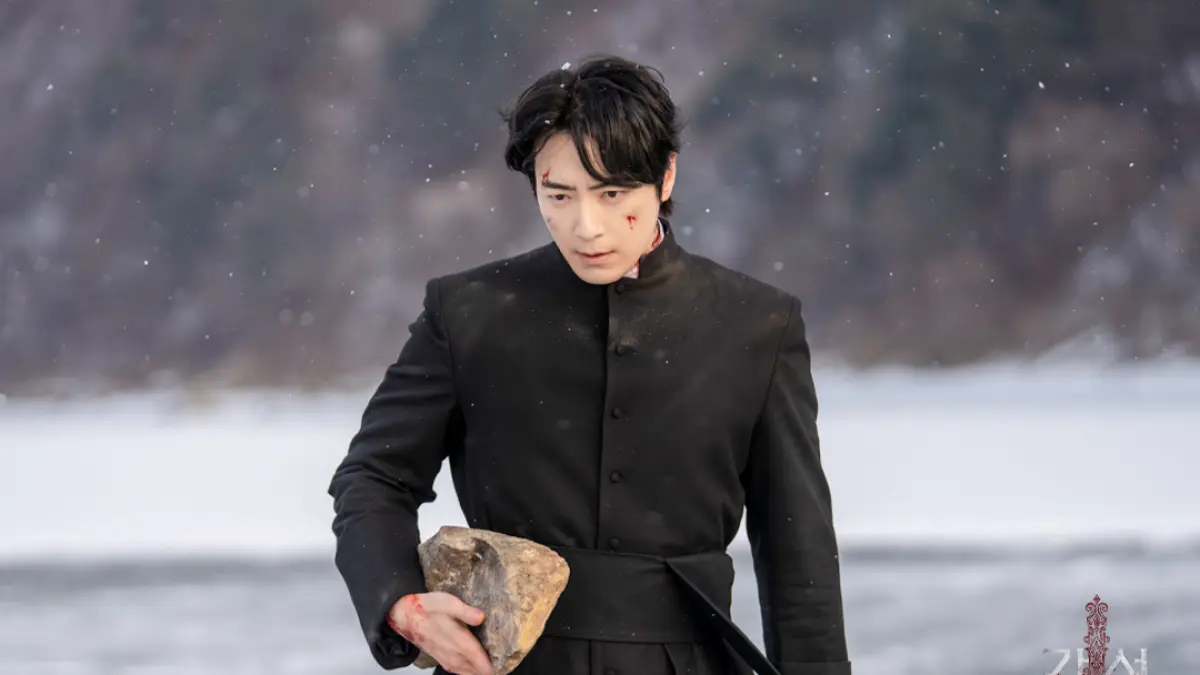 DRAMA OKULTISME: Aktor Lee Jun Hyuk jadi pendeta pengusir setan dalam drama Korea terbaru berjudul Excitatio. (SOOMPI)